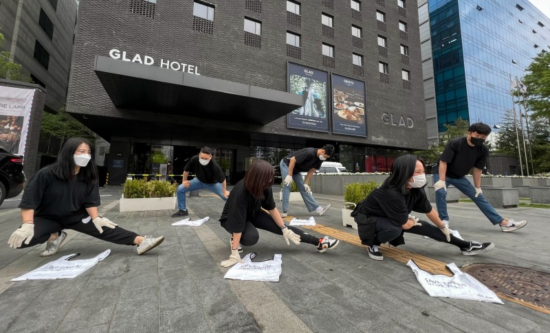 DL그룹 계열사인 글래드 호텔앤리조트 임직원들이 여의도에서 플로깅 행사를 진행하고 있다.(사진=DL)