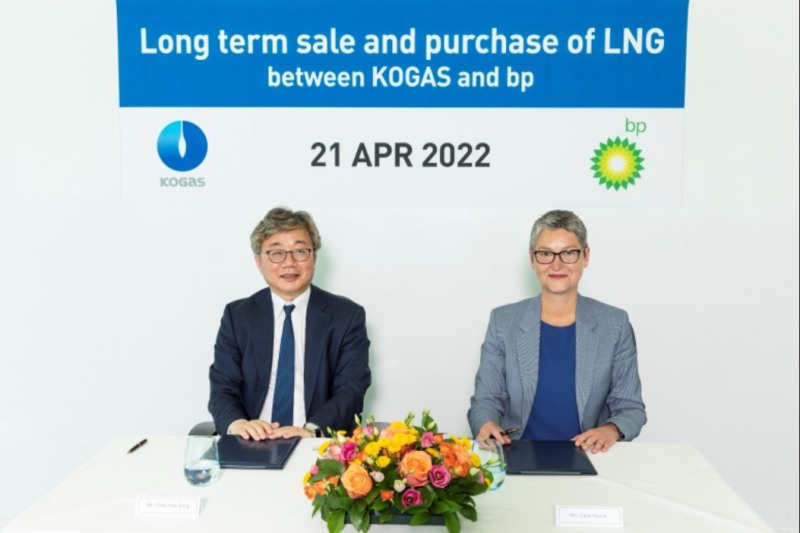 왼쪽이 채희봉 한국가스공사 사장. (사진= 한국가스공사)