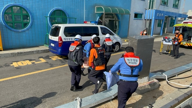 예인선 허리부상 선원을 이송하고 있다.(사진제공=울산해양경찰서)