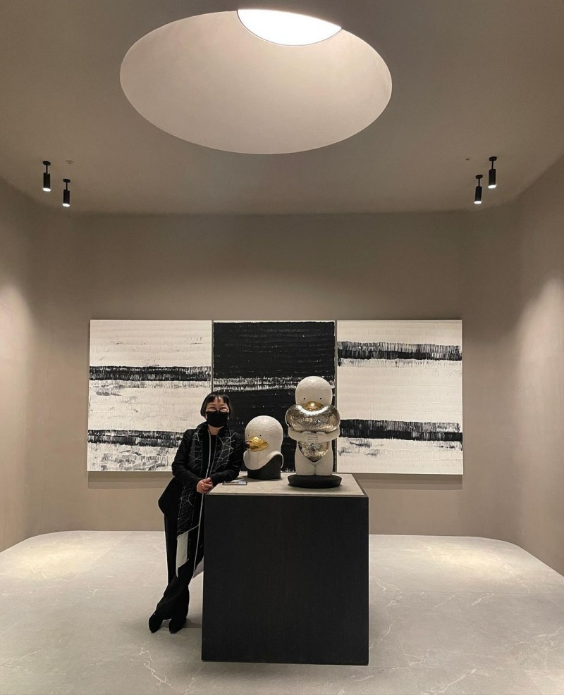 조은숙 대표가 권혁근, 조광훈 작가의 작품 앞에서 포즈를 취하고 있다.