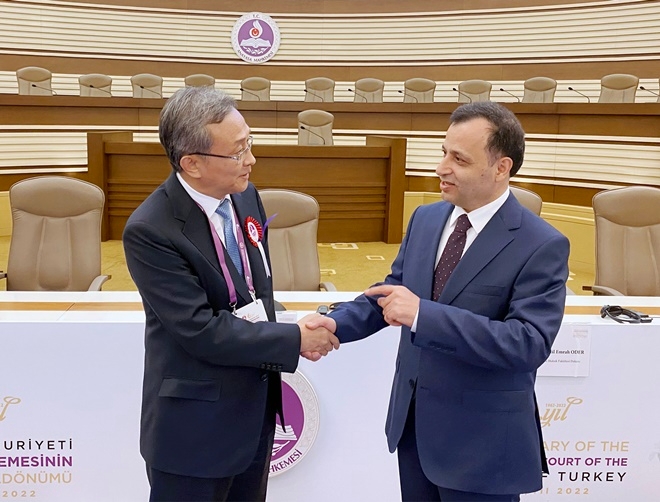 개회식에서 유남석 헌법재판소장(왼쪽)이 쥐튀 아슬란 터키 헌법재판소장과 접견하고 있다.(사진제공=헌법재판소)