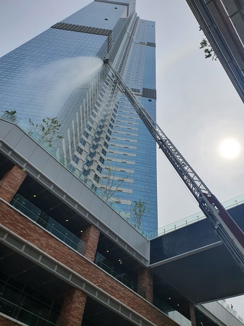 초고층건물 화재대응 훈련.(사진제공=부산소방재난본부)