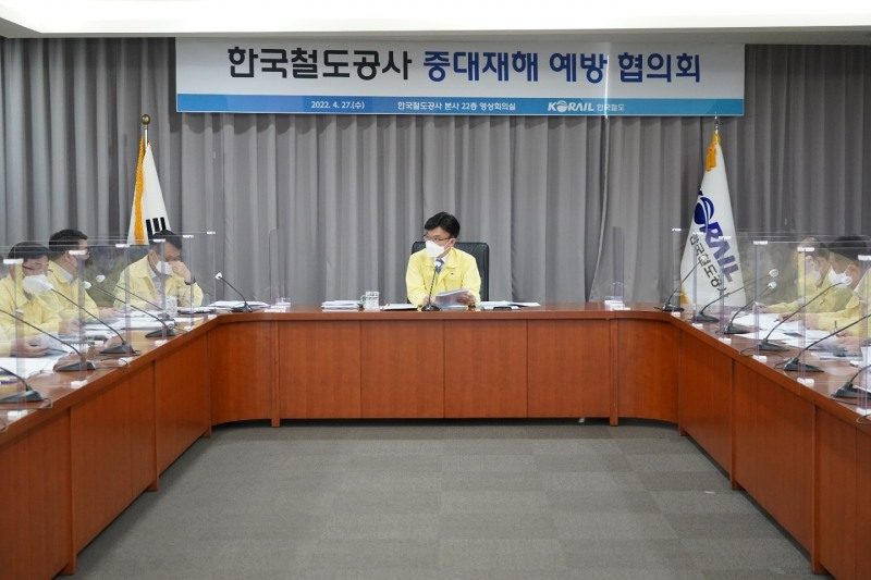나희승 코레일 사장(가운데)이 ‘중대재해 예방 협의회’를 주재하고 있다.(사진=코레일)