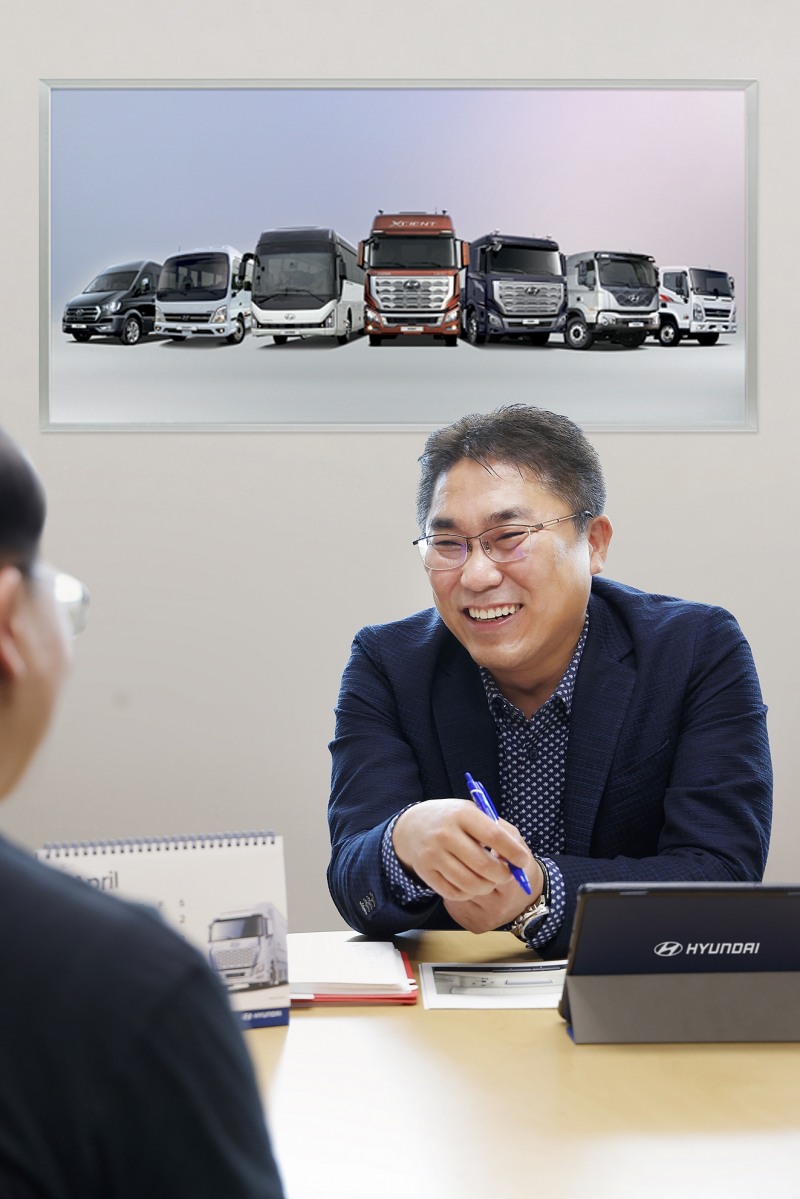 ‘판매거장’에 선정된 서부트럭지점 강병철 영업부장.(사진=현대자동차)