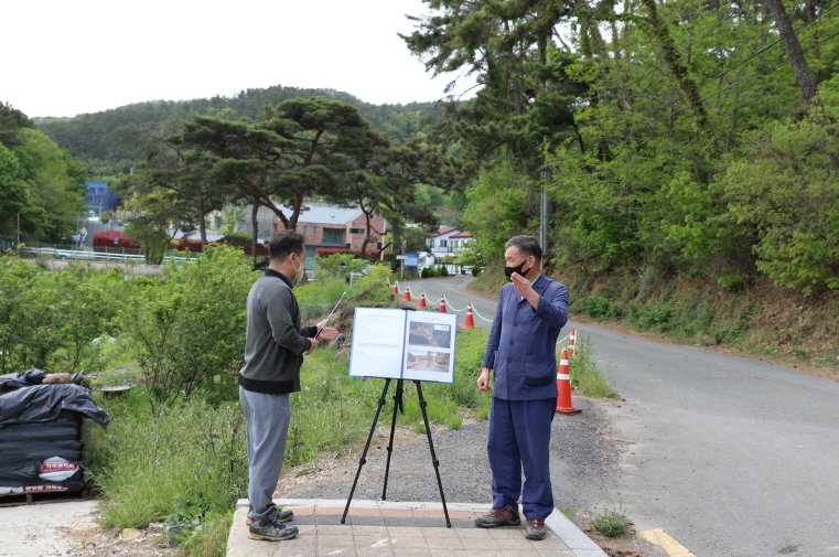 오규석 기장군수는 4월 28일 오후 3시경 기장읍 내리 일원의 기존의 협소한 도로를 확장해 통행 여건을 개선하기 위해 추진 중인 ‘내동마을 진입도로’ 개설 현장을 방문해 그간 추진현황을 점검하고 있다.(사진제공=부산 기장군)