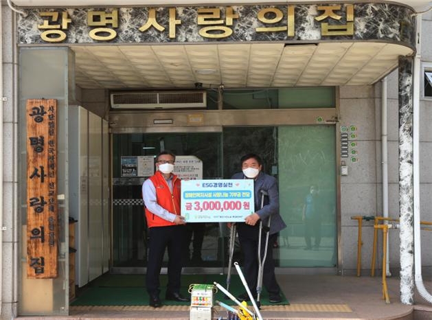 지난 27일 배장환 경주사업총괄본부 건전화추진실장(좌측)이 최진길 광명사랑의집 원장에게 기부금을 전달하고 기념사진을 촬영하고 있다. (사진=국민체육진흥공단)