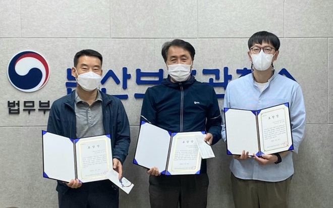 우수보호관찰관(사진왼쪽부터 박호섭 계장, 정상석 계장, 정경섭 계장). (사진제공=논산보호관찰소)