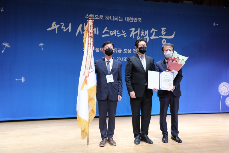 (왼쪽부터) 공단 김강표 홍보실장, 문화체육관광부 황희 장관, 공단 권용복 이사장.(사진=한국교통안전공단)