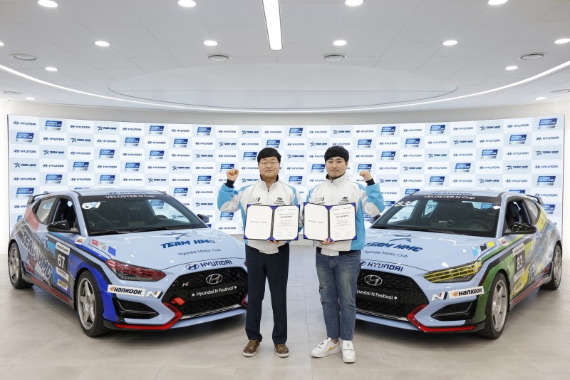 (왼쪽부터) 현대차 국내사업본부장 유원하 부사장, TEAM HMC 레이싱팀 김주현 단장.(사진=현대자동차)