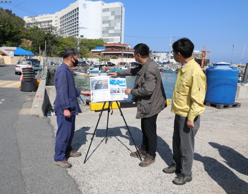 오규석 기장군수는 5월 6일 오후 3시경 동암항 어촌뉴딜300 사업의 일환으로 추진 중인 ‘동암해안길 보행연결사업’ 현장을 방문해 그간 추진사항을 점검하고 있다.(사진제공=부산 기장군)
