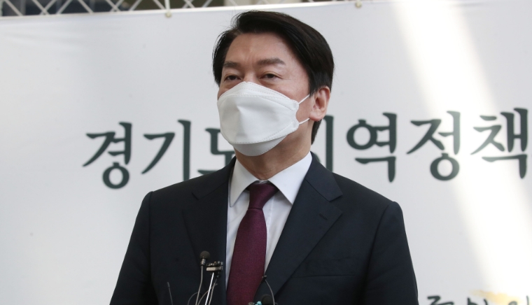 안철수 대통령직인수위원회 위원장이 지난 6일 경기지역 정책과제 국민보고회에 참석 후 분당갑 국회의원 보궐선거 출마와 관련한 취재진의 질문에 답하고 있다. 사진=연합뉴스