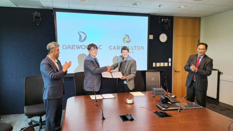 지난 5월 5일 텍사스주 캐럴턴시 의회 회의실에서 캐럴턴시장 Kelvin Falconer(가운데 오른쪽)와 대우건설 한승 신사업추진실장(가운데 왼쪽)이 부지개발사업 관련 업무협약을 체결하고 있다.(사진=대우건설)