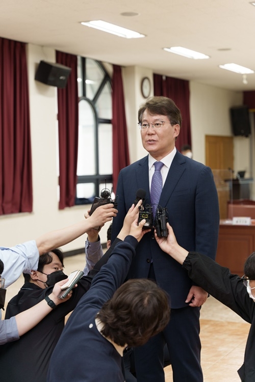 변성완 후보가 후보등록을 마치고 기자들의 질문에 답하고 있다.(사진제공=변성완 캠프)