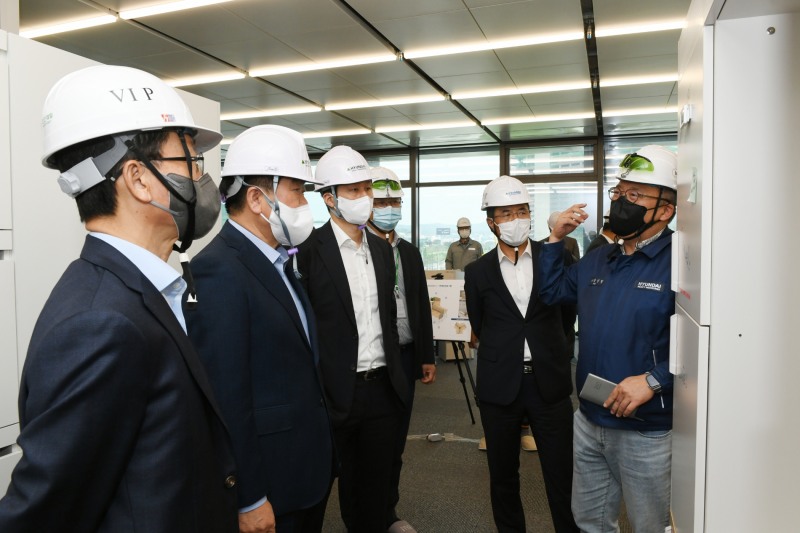 GRC 현장을 둘러보고 있는 현대重그룹 권오갑 회장과 주요 계열사 사장단.(사진=현대중공업그룹)