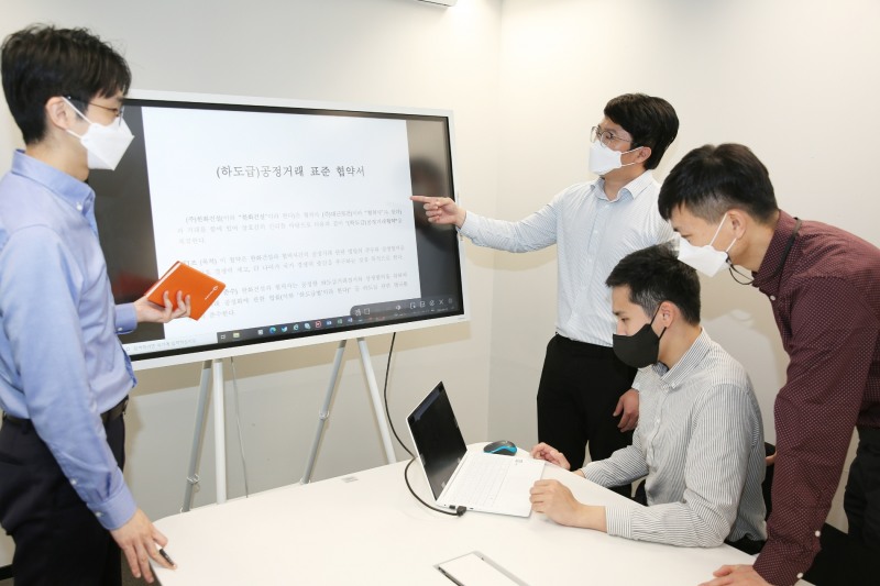 한화건설 외주상생혁신팀 직원들이 온라인으로 체결된 공정거래 협약서를 살펴보고 있다.(사진=한화건설)