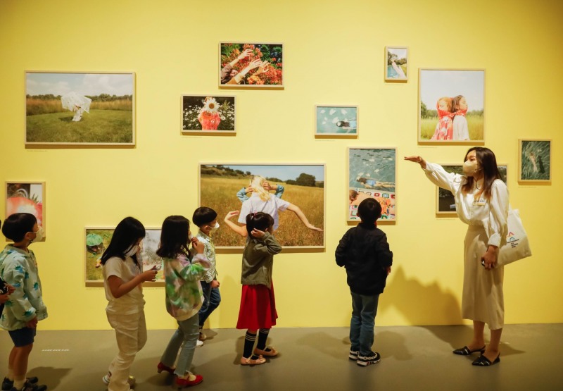 DL이앤씨 임직원 자녀들이 서울 성동구 ‘디뮤지엄’에서 《어쨌든, 사랑: Romantic Days》 전시를 관람하고 있다.(사진=DL이앤씨)