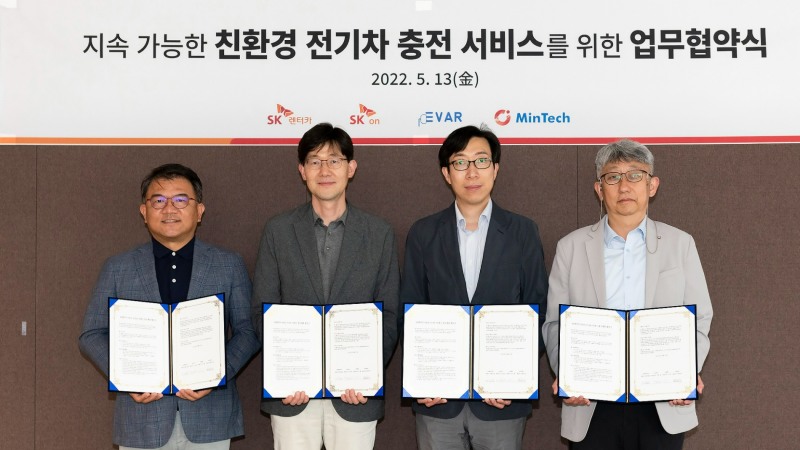 (좌측부터) 김현수 SK렌터카 Mobility BM개발 본부장, 정우성 SK온 E-Mobility 사업부장, 이훈 에바 대표이사, 홍영진 민테크 대표이사.(사진=SK렌터카)