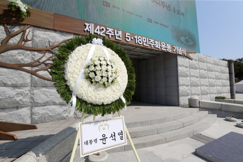 제42주년 5·18 민주화운동 기념일을 하루 앞둔 17일 오전 광주 북구 국립 5·18 민주묘지에 윤석열 대통령의 추모 화환이 놓여 있다. (사진=연합뉴스)