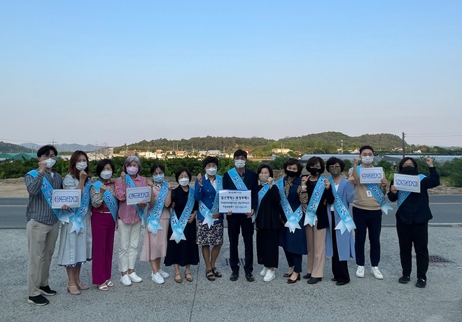 공단 경남서부지소는 여성위원회 '보듬회'와 함께 깨끗한 세상만들기 캠페인을 벌이고 기념촬영.(사진제공=한국법무보호복지공단 경남서부지소)