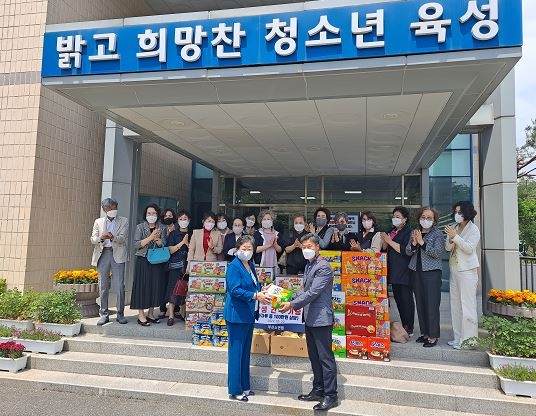 법무부 법사랑위원 부산여성분과위원회가 5월 20일 부산소년원에 간식을 전달하고 있다.(사진제공=부산소년원)