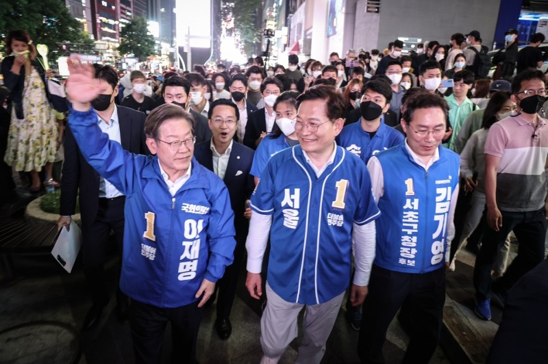 더불어민주당 송영길 후보와 인천 계양을 국회의원 후보인 더불어민주당 이재명 총괄선대위원장이 21일 밤 서울시 강남역 인근에서 시민들에게 인사하고 있다. 사진=연합뉴스