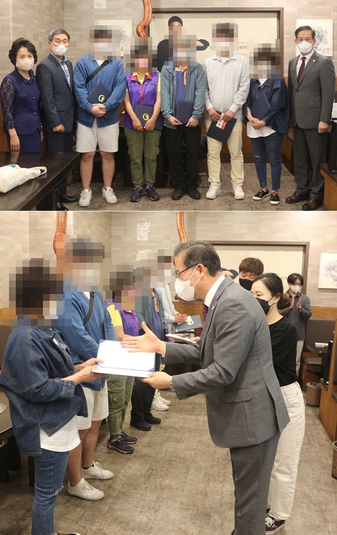 (위사진) 상담전문위원회 이우열 회장(우측 첫번째), 여성위원회 박옥희 직전회장(좌측 첫번째), 부산지부 이흥수 지부장(좌측 2번째번), 성장지원사업 장학생 보호자 등이 장학증서 전달식 후 기념촬영을 하고 있다. /(아래사진) 상담전문위원회 이우열 회장이 성장지원사업 장학생 보호자에게 장학증서 등을 전달한 후 악수를 청하고 있다.(사진제공=한국법무보호복지공단부산지부)
