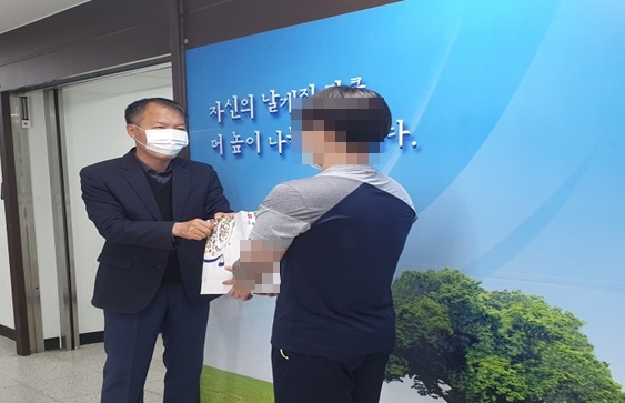 고경순 검사장의 선물을 신촌정보통신학교 배종상 교장이 대신 전달하고 있다.(사진제공=춘천소년원)