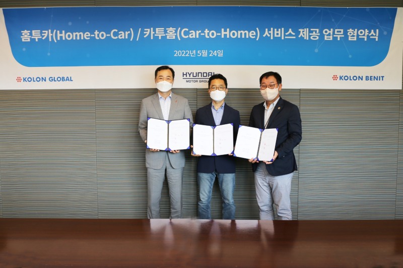 (왼쪽부터)코오롱글로벌 하춘식 상무, 현대기아차 권해영 상무, 코오롱베니트 안진수 상무가 참석한 가운데 25일 ‘홈투카(Home to Car) ‧ 카투홈(Car to Home) 서비스’ 제공을 위한 협약을 맺었다.(사진=코오롱글로벌)