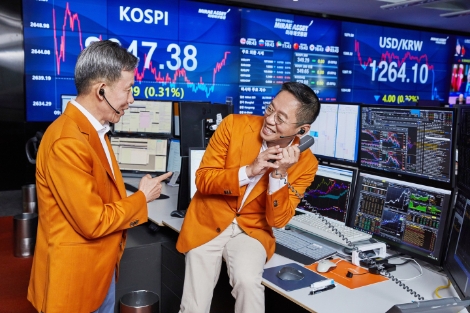 미래에셋증권 최현만 회장(왼쪽)과 현대카드 정태영 부회장(오른쪽)이 PLCC 협약식에서 포즈를 취하고 있다. 사진=미래에셋증권