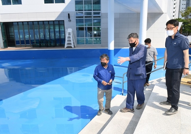 오규석 기장군수는 25일 오후 3시경 오는 6월 1일 임시 개장하는 ‘정관아쿠아드림파크’ 막바지 개장 준비 현장을 점검하고 있다.(사진제공=부산 기장군)