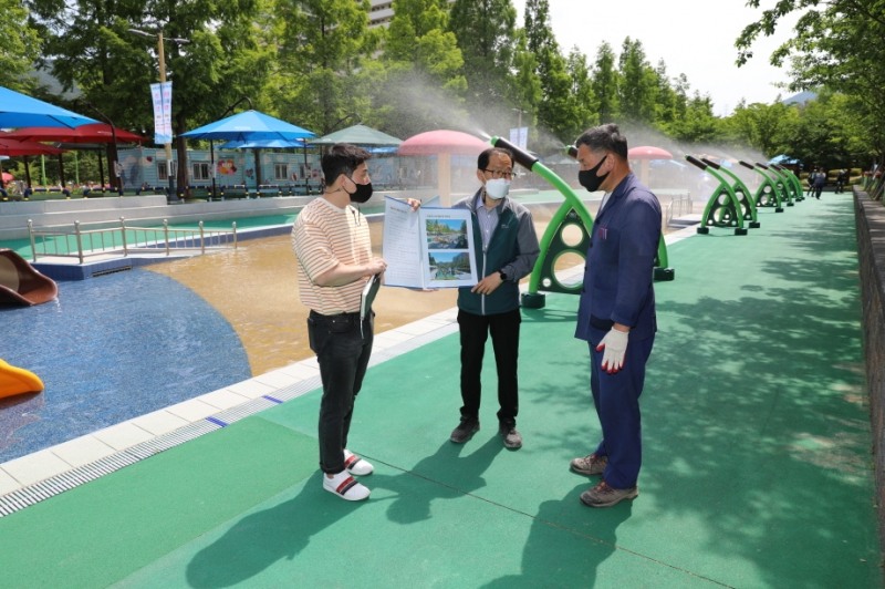 오규석 기장군수는 26일 오전 10시 30분경 오는 6월 1일 개장하는 ‘정관읍 윗골공원 야외 물놀이장’을 방문해 개장 준비 현장을 점검하고 있다.(사진제공=부산 기장군)