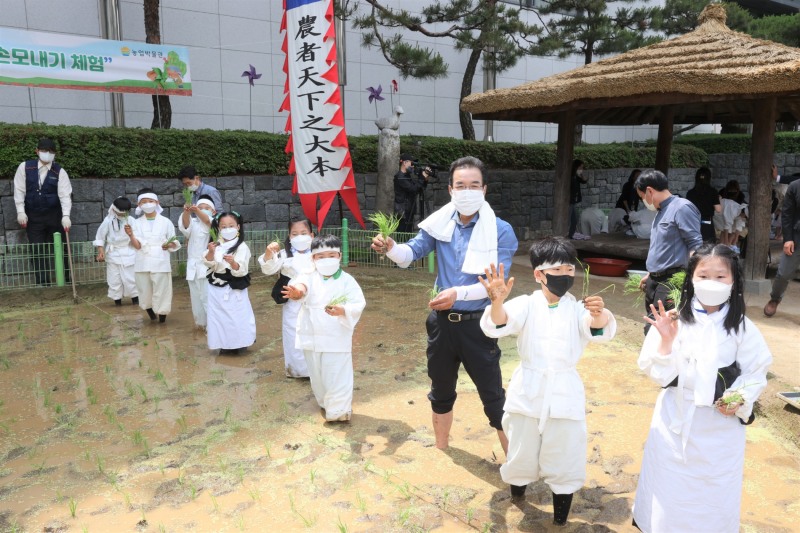 이성희 농협중앙회장, 어린이들과 도심 속 전통 손모내기 재연