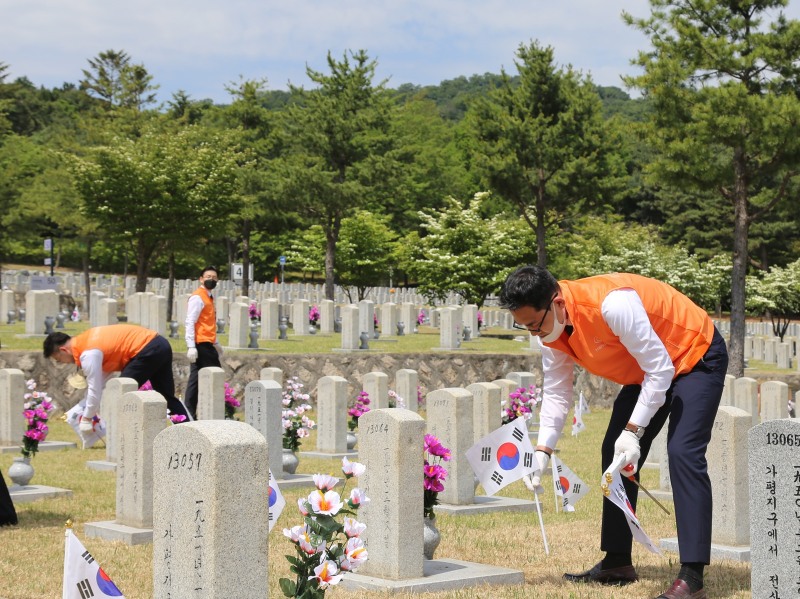 한화 방산계열사 임직원 현충원 합동 참배