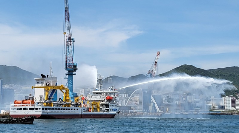 HJ중공업, 국내 최초 다목적 대형방제선 ‘엔담호’ 명명식
