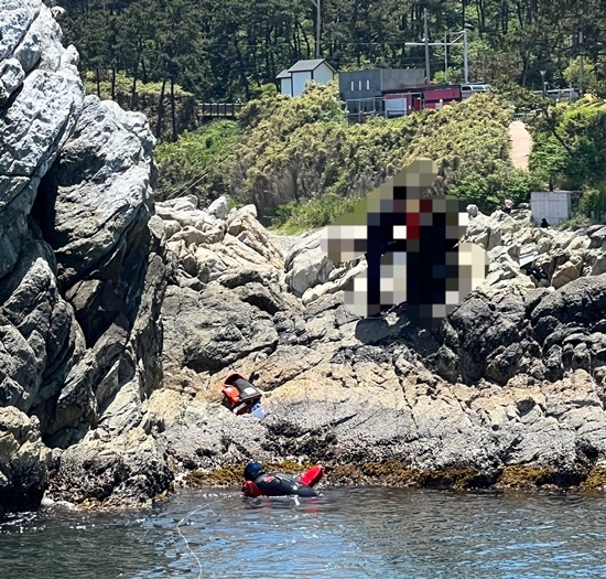 갯바위 고립자 2명을 구조하고 있다.(사진제공=울산해양경찰서)