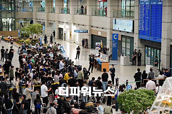 영화 브로커 주연배우를 기다리고 있는 취재진