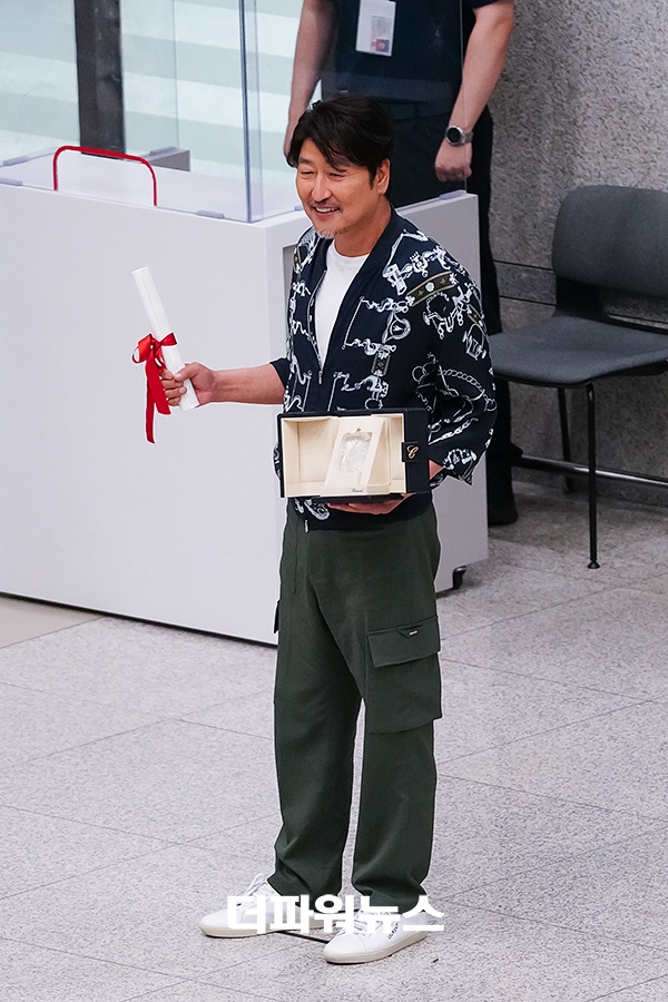 송강호, 인천국제공항 입국
