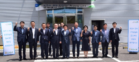 농협경제지주 우성태(왼쪽 네번째) 농업경제대표이사, 농협물류 임관빈(왼쪽 여섯번째) 대표이사와 포천시 관내 7개 농협 조합장들이 지난 27일 경기도 포천시 포천물류센터에서 경기북부 물류활성화를 위한 간담회를 실시하고 기념촬영을 하고 있다. 사진=농협중앙회