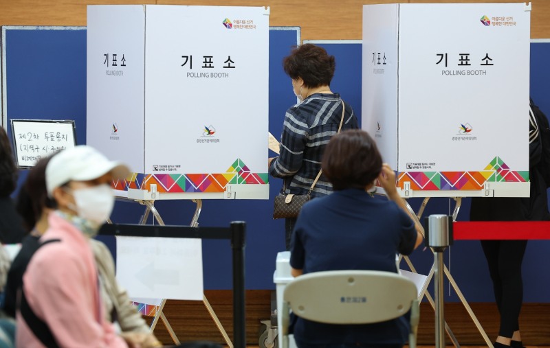 제8회 전국동시지방선거일인 1일 오전 서울 서대문구 홍은2동 주민센터에 마련된 투표소를 찾은 유권자가 기표소로 들어가고 있다.(사진=연합뉴스)