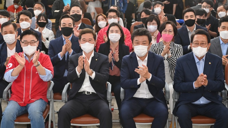 개표방송 보며 기뻐하는 김은혜 캠프 관계자들. (사진=연합뉴스)