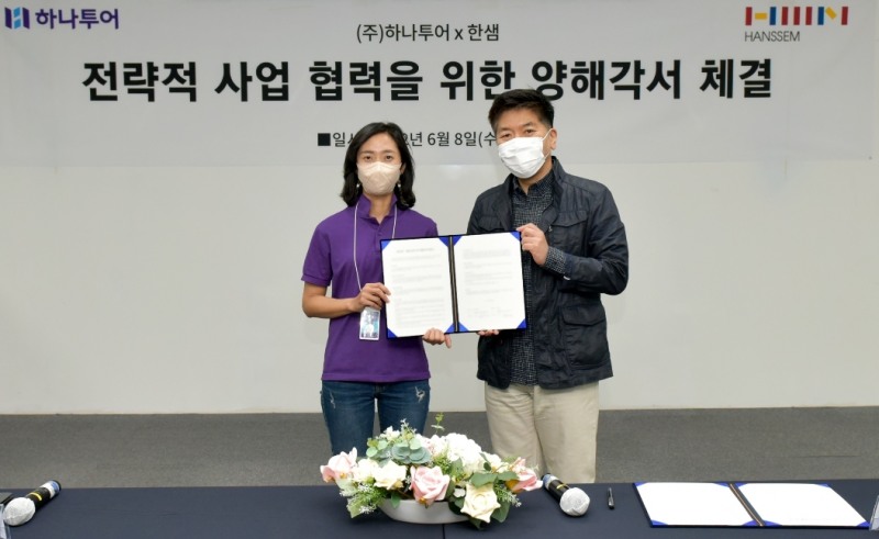 하나투어 송미선 대표(왼쪽)과 한샘 김진태 대표(오른쪽).(사진=한샘)