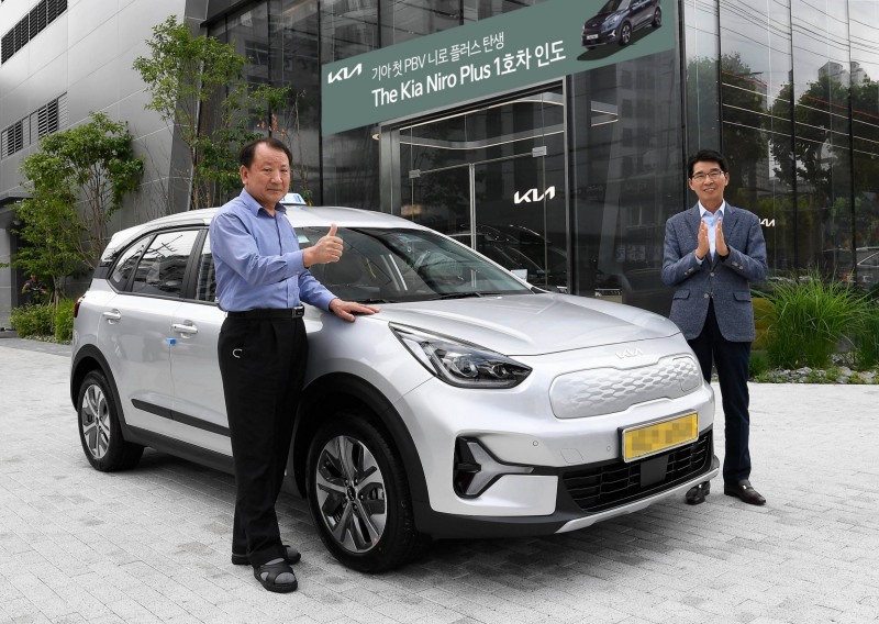 권혁호 기아 국내사업본부장(부사장)과 니로 플러스 1호차 주인공인 기호경 씨가 기념 촬영을 하고 있는 모습.(사진=기아)