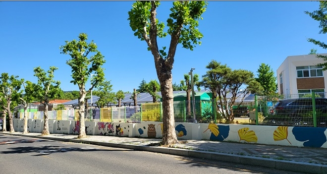 읍내고등학교 외벽에 조성된 벽화길.(사진제공=읍내고등학교)
