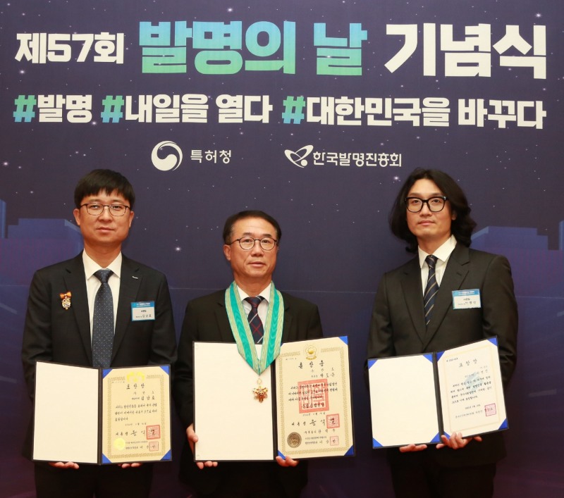 만도 박도순 부사장(가운데), 김남호 책임(왼쪽), 박병진 책임(오른쪽)이 사진 촬영을 하고 있다.(사진=만도)