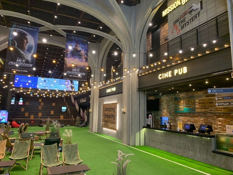 CGV용산아이파크몰 씨네펍 캠핑 콘셉트로 새단장