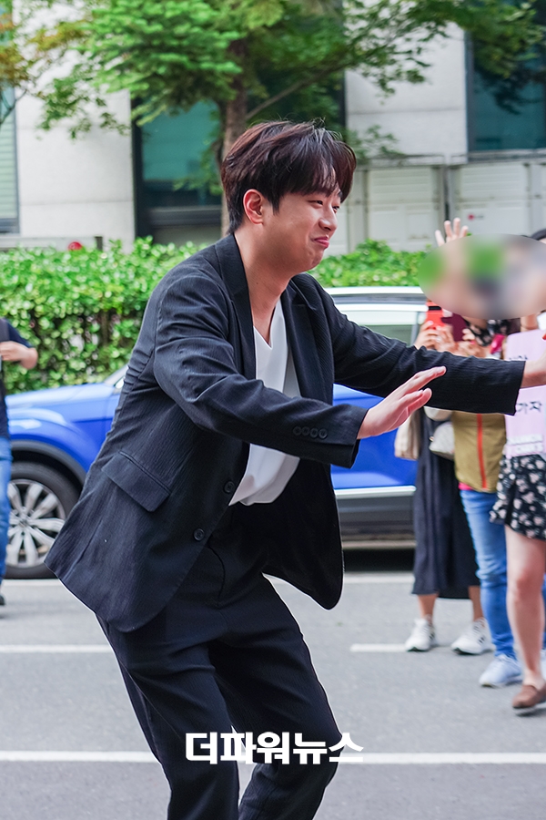 이찬원, KBS 불후의명곡 출근길
