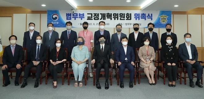 한동훈 법무부장관이 21일 정부과천청사에서 열린 ‘교정개혁위원회’ 위촉식에 참석한 관계자들과 기념촬영을 하고 있다.(사진제공=법무부)