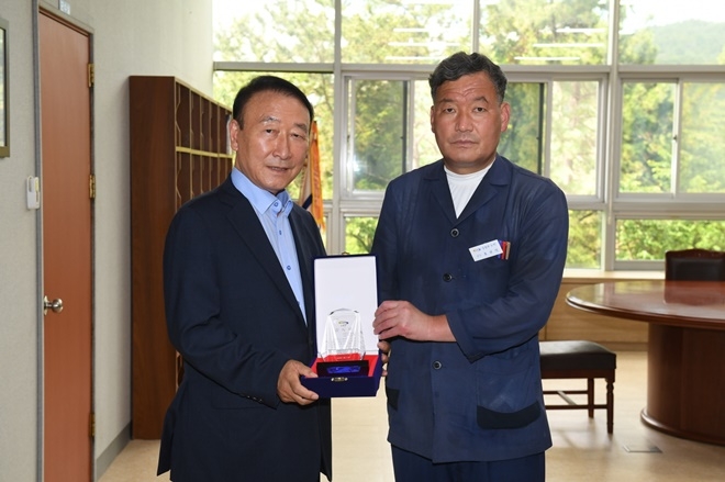 오규석 기장군수가 안경률 전 국회의원(왼쪽)에게 감사패를 수여하고 기념촬영.(사진제공=부산 기장군)