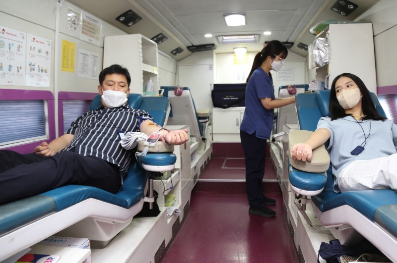 DL그룹 임직원들이 돈의문 디타워에 출장한 헌혈 버스에서 헌혈을 하고 있다.(사진=DL그룹)