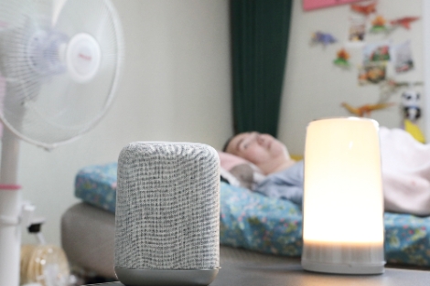 중증장애인 A씨가 서울 홍제동 자택에서 AI 케어서비스를 통해 간단한 음성명령만으로 댁내 가전을 제어하고 있는 모습. 사진=KT